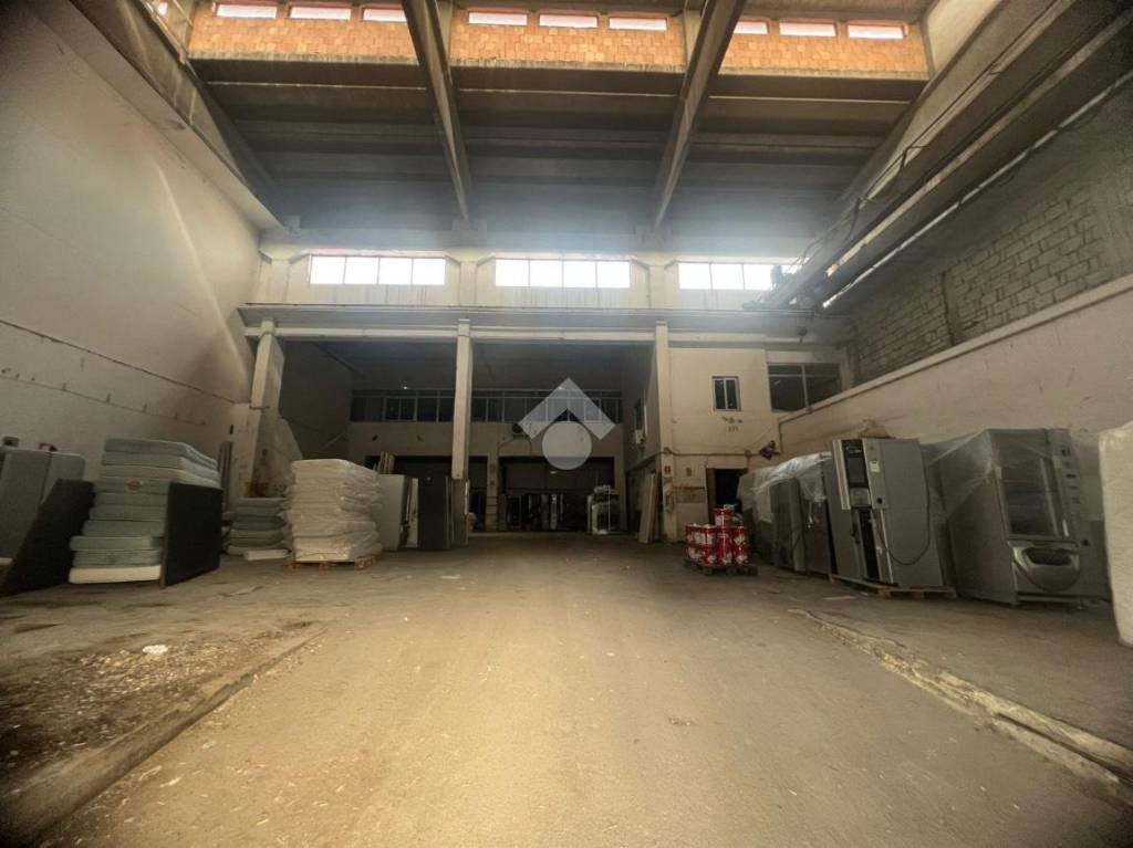 locale commerciale in affitto ad Arzano