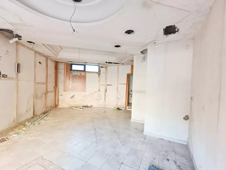 negozio in affitto ad Arzano