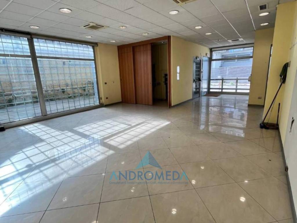 negozio in affitto ad Arzano