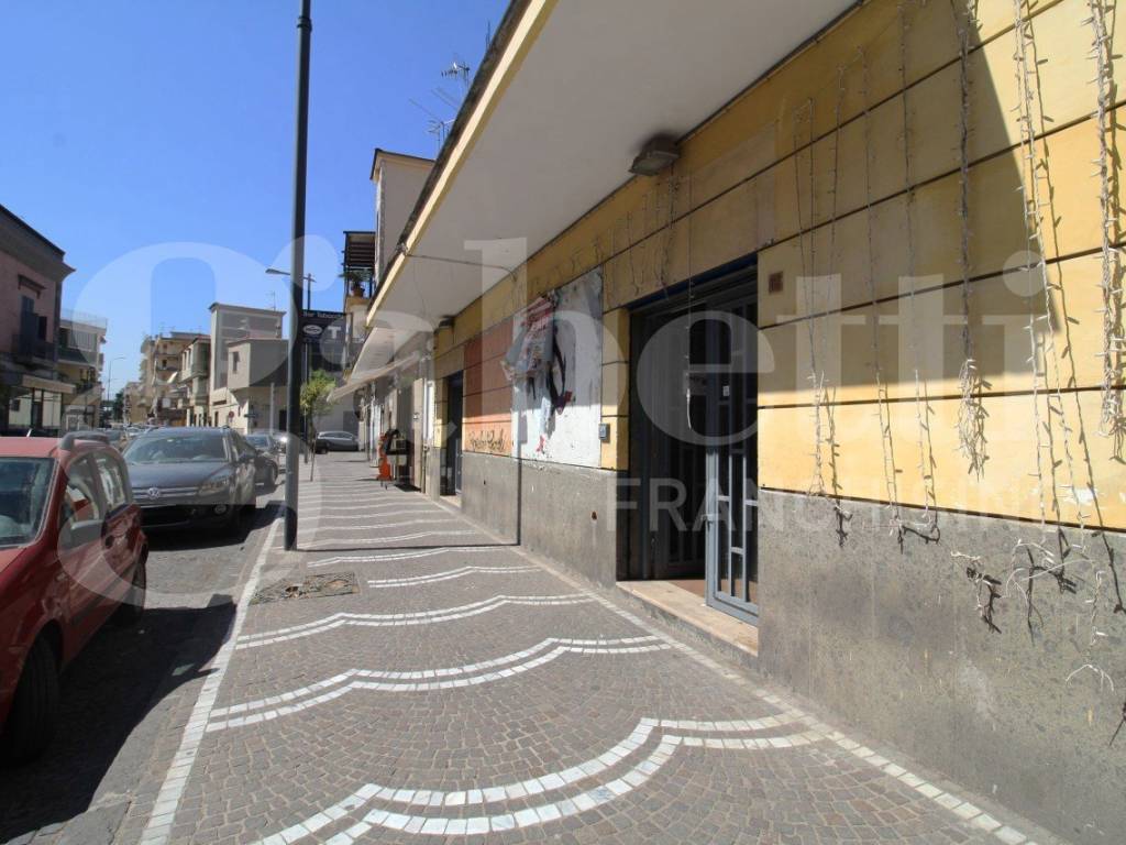 negozio in affitto ad Arzano