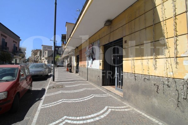negozio in affitto ad Arzano