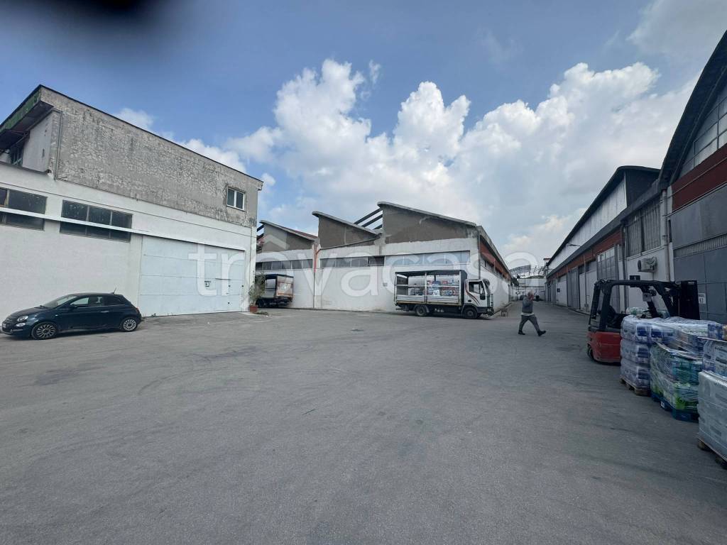 locale commerciale in affitto ad Arzano