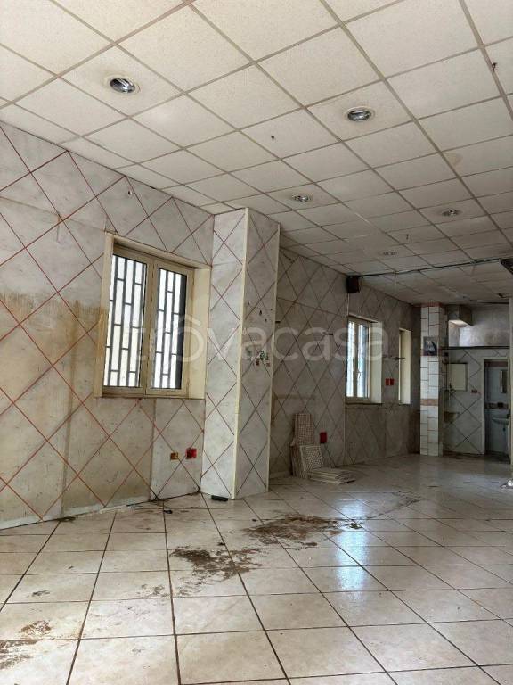 negozio in affitto ad Arzano