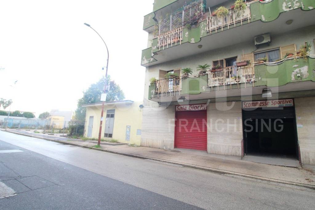 negozio in affitto ad Arzano