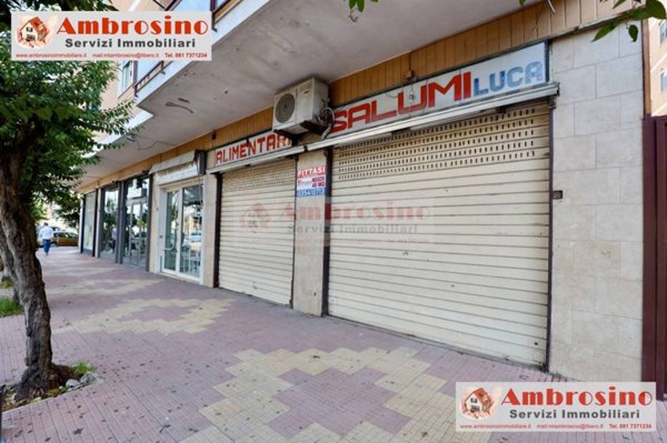 negozio in affitto ad Arzano