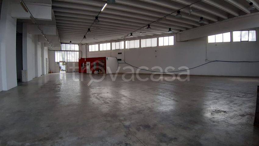 locale commerciale in affitto ad Arzano