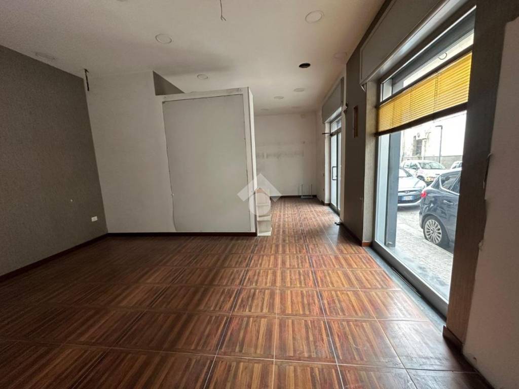 negozio in affitto ad Arzano