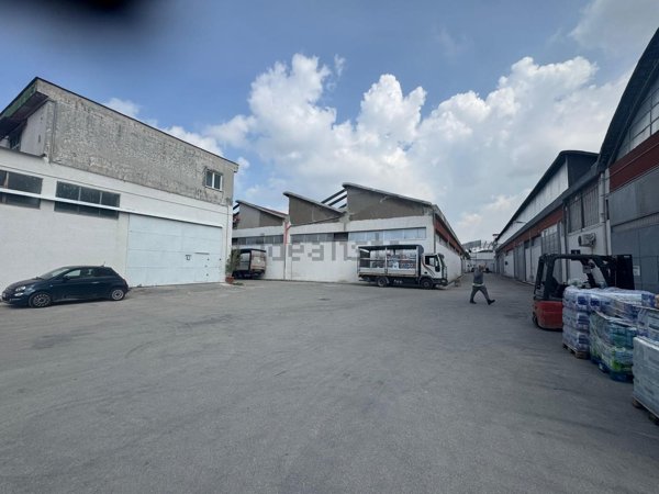 capannone in affitto ad Arzano