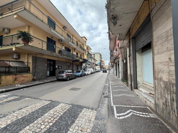 negozio in affitto ad Arzano