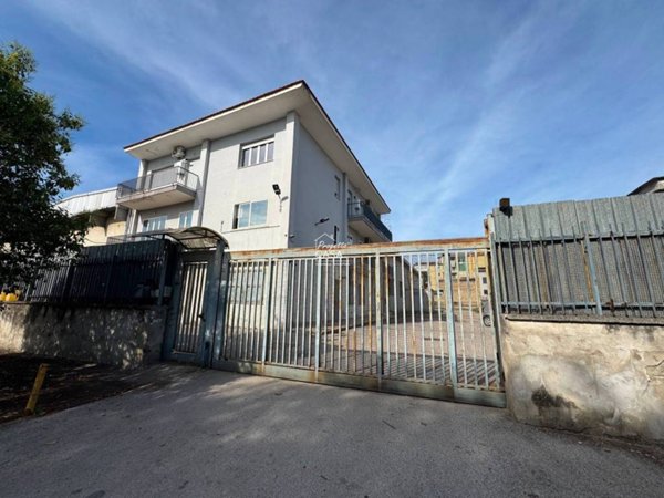 locale commerciale in affitto ad Arzano