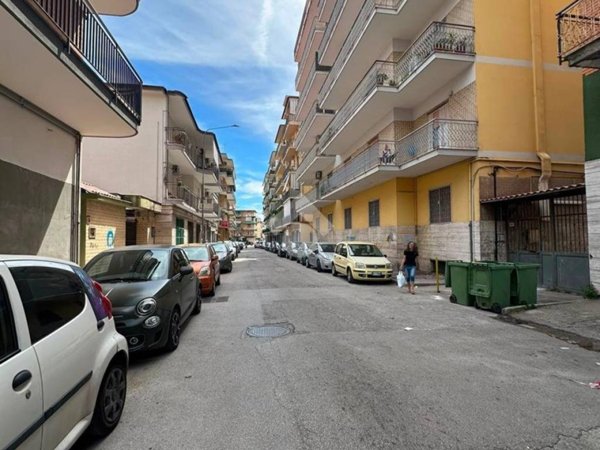 negozio in affitto ad Arzano