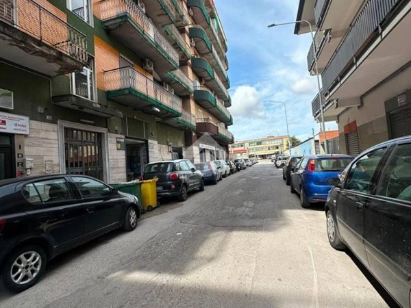 negozio in affitto ad Arzano