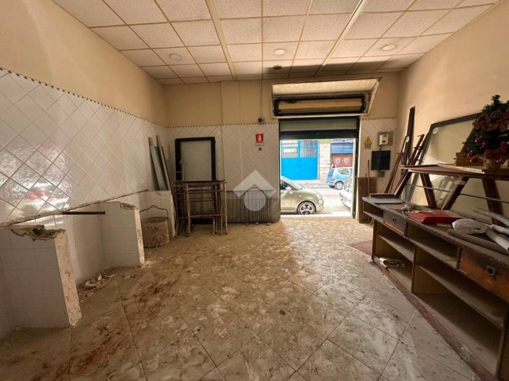 negozio in affitto ad Arzano