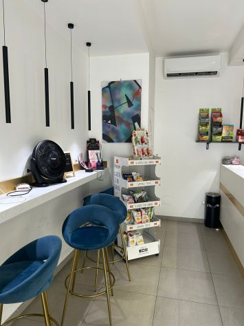 negozio in affitto a Bacoli in zona Torregaveta