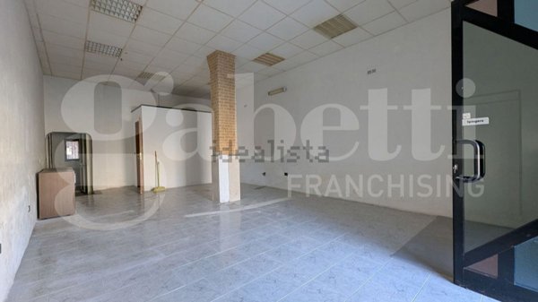 locale commerciale in affitto a Bacoli in zona Torregaveta
