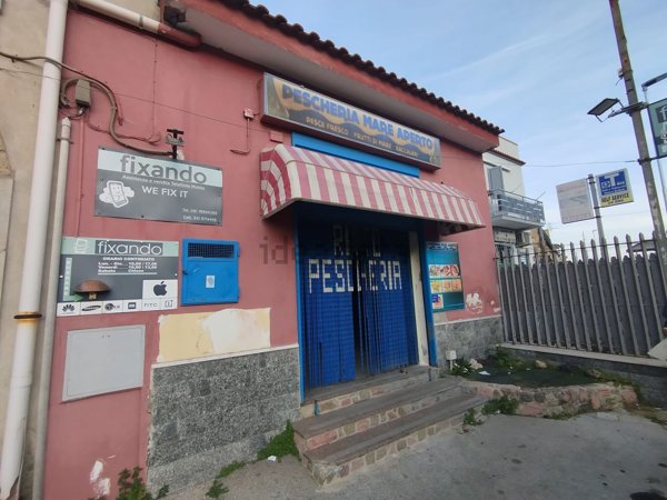 locale commerciale in affitto a Bacoli