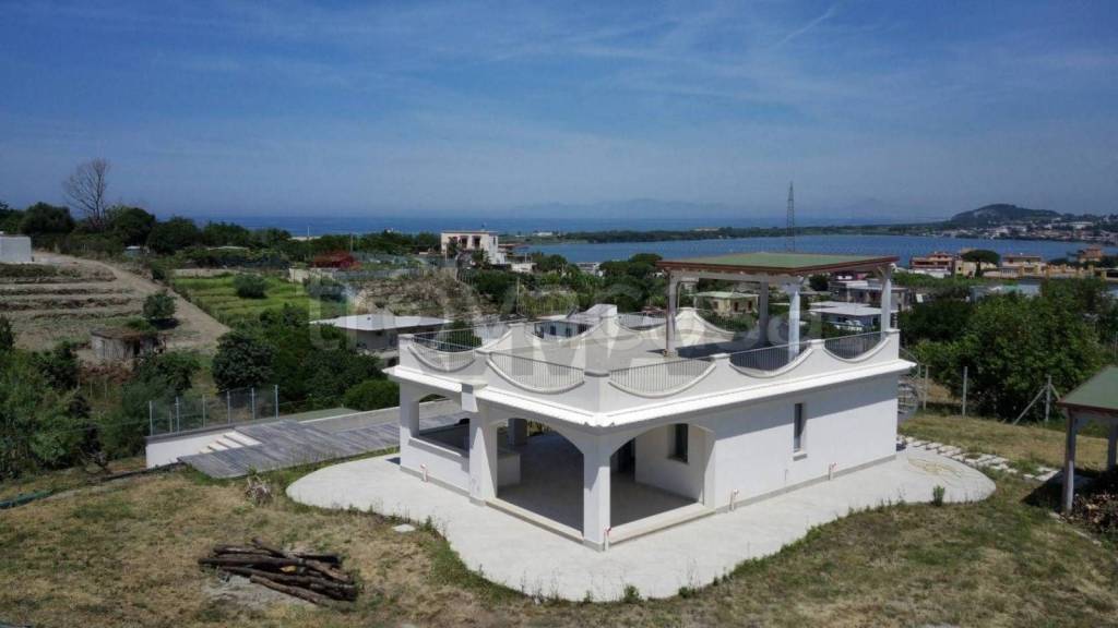 negozio in affitto a Bacoli in zona Torregaveta