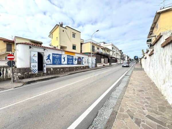 negozio in affitto a Bacoli in zona Cappella