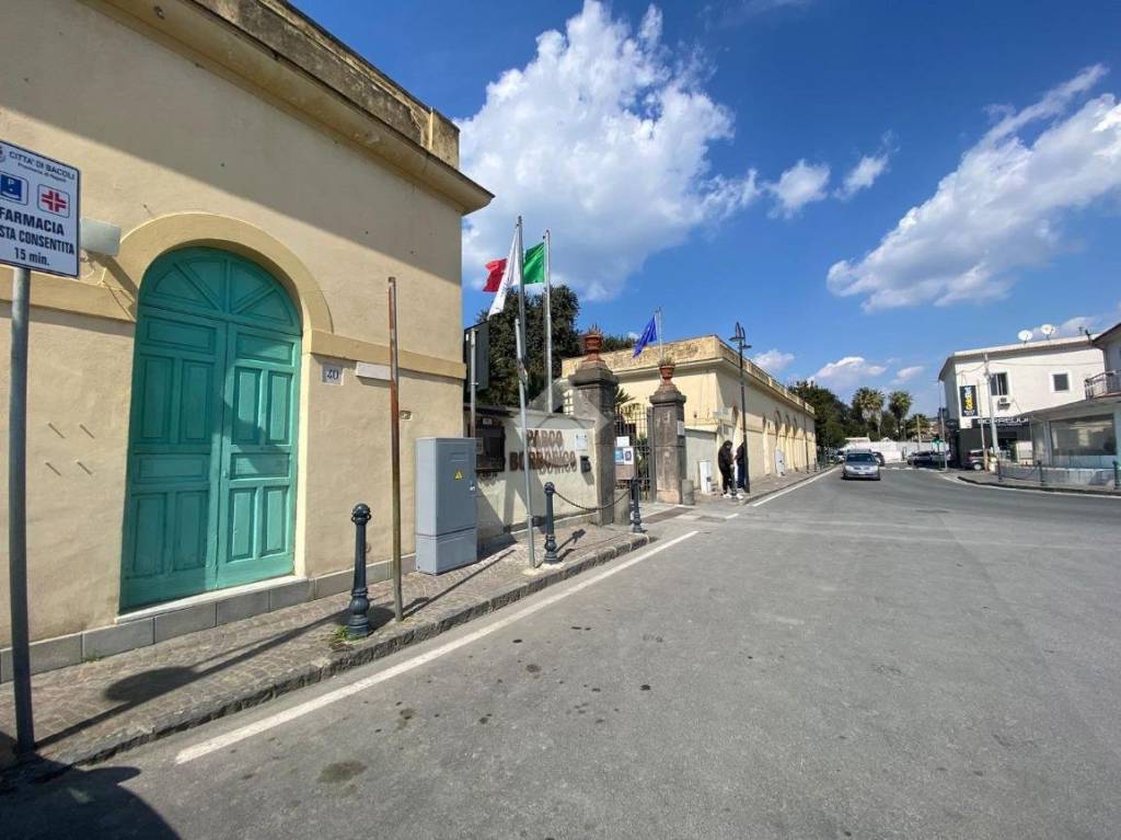 negozio in affitto a Bacoli in zona Fusaro