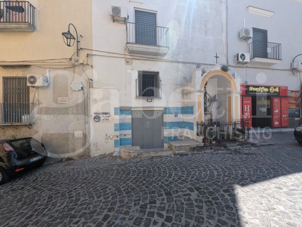 negozio in affitto a Bacoli in zona Fusaro