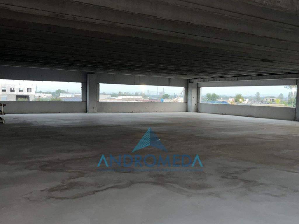 locale commerciale in affitto a Brusciano