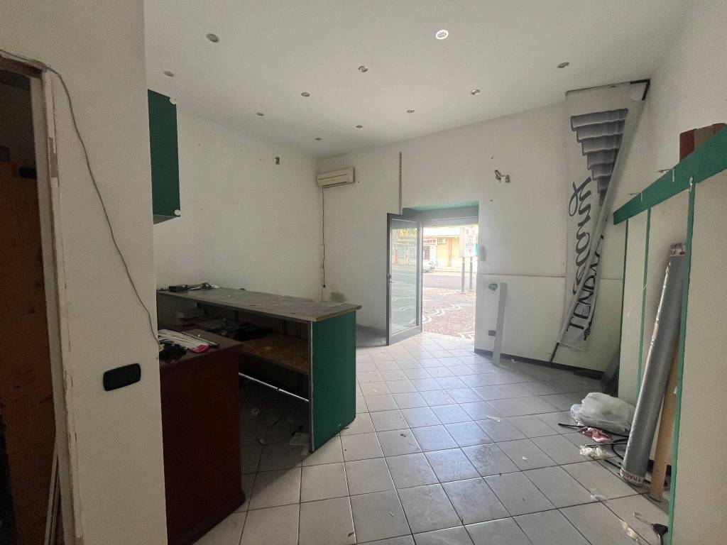negozio in affitto a Brusciano