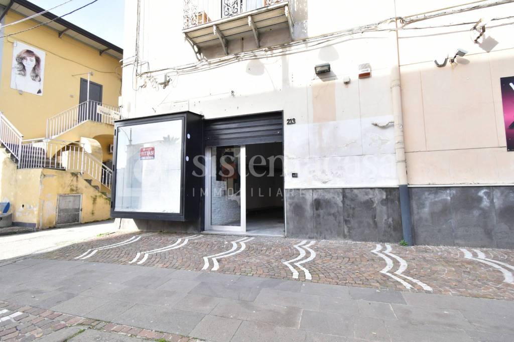 negozio in affitto a Brusciano