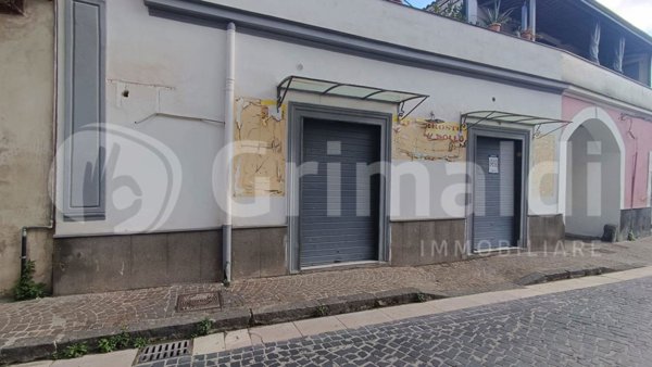 negozio in affitto a Brusciano in zona De Ruggiero