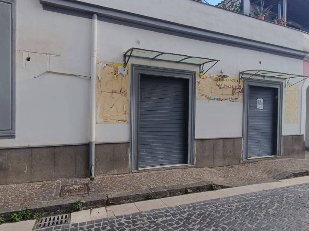 negozio in affitto a Brusciano in zona De Ruggiero