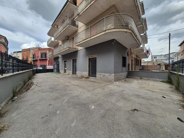 negozio in affitto a Caivano