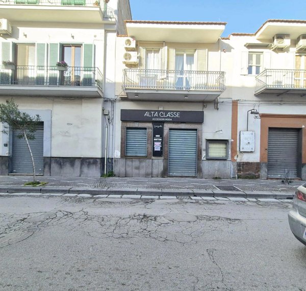 negozio in affitto a Caivano
