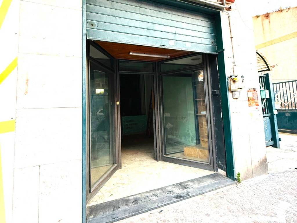 negozio in affitto a Caivano