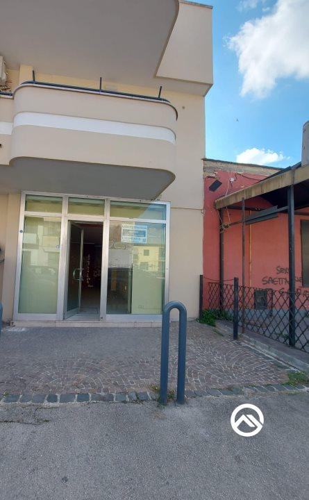 negozio in affitto a Caivano
