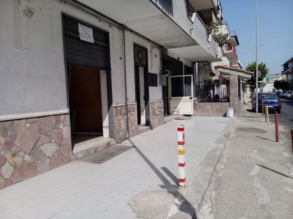 locale commerciale in affitto a Caivano