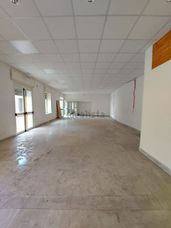 locale commerciale in affitto a Caivano