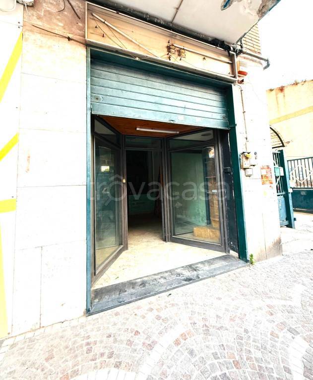 negozio in affitto a Caivano