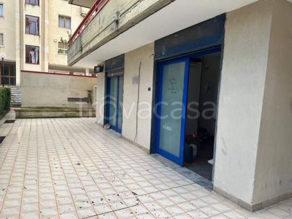 negozio in affitto a Calvizzano