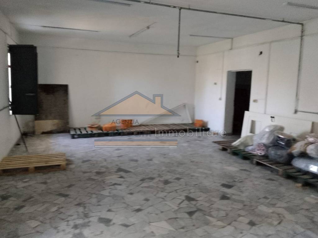 locale commerciale in affitto a Calvizzano