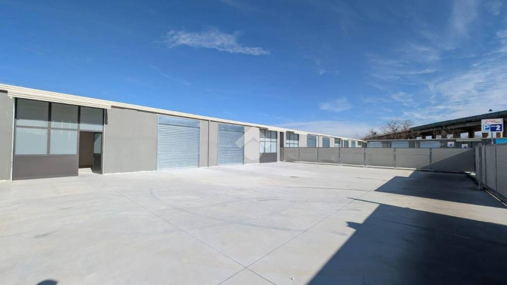 locale commerciale in affitto a Cardito in zona Carditello