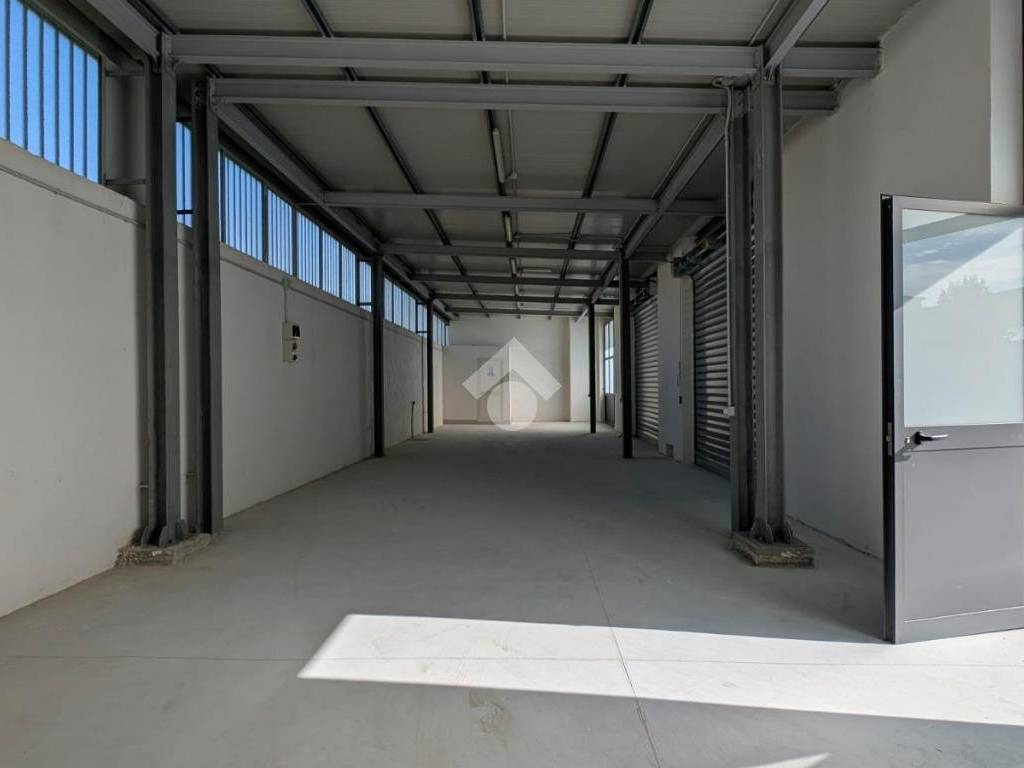 locale commerciale in affitto a Cardito in zona Carditello