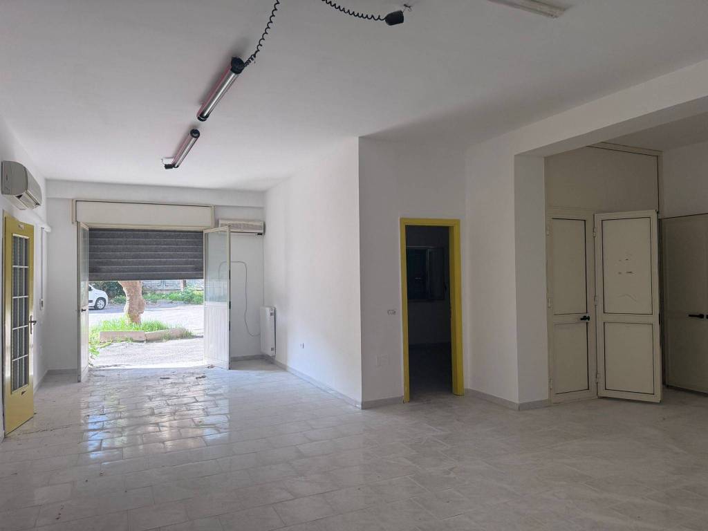 locale commerciale in affitto a Casalnuovo di Napoli in zona Tavernanova