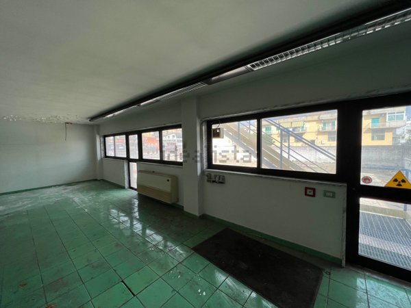 negozio in affitto a Casalnuovo di Napoli in zona Tavernanova