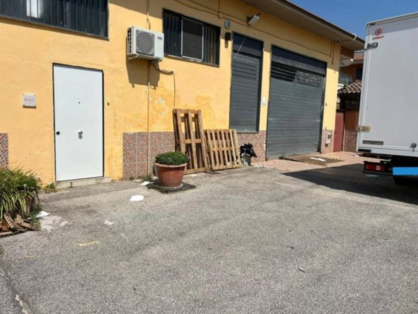 negozio in affitto a Casalnuovo di Napoli in zona Casarea