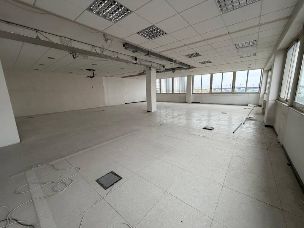 negozio in affitto a Casalnuovo di Napoli in zona Tavernanova