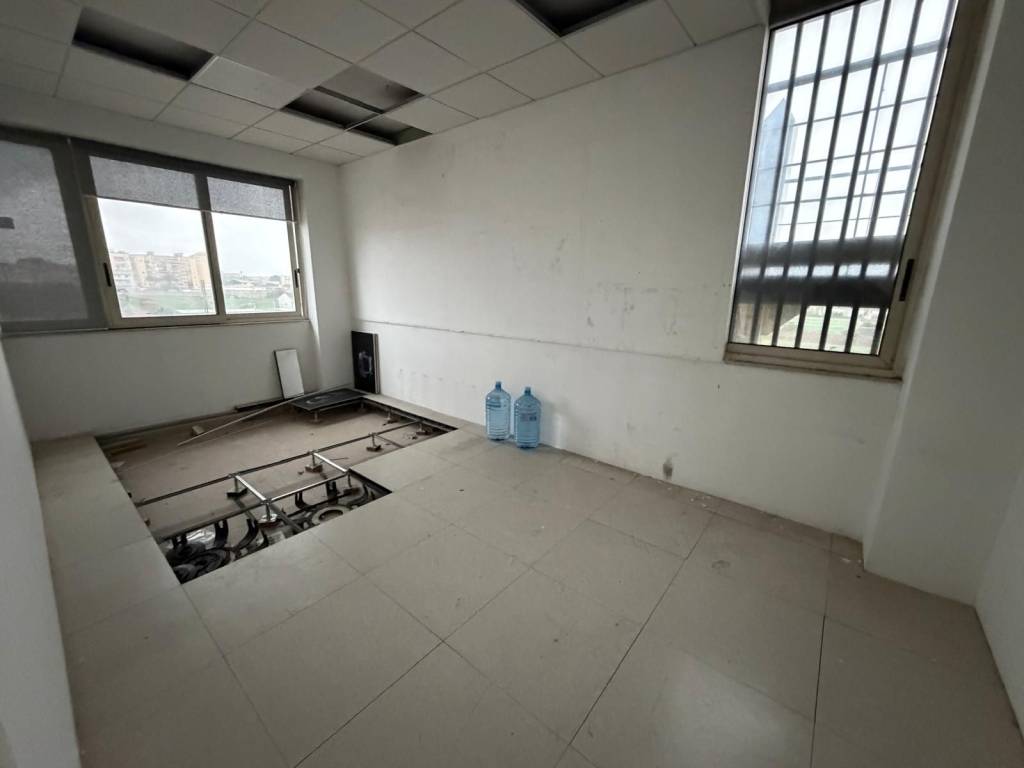 negozio in affitto a Casalnuovo di Napoli in zona Tavernanova