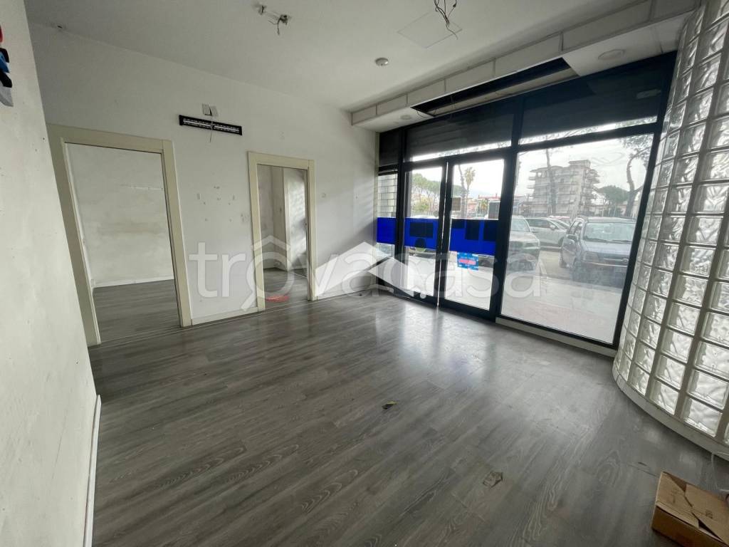 negozio in affitto a Casalnuovo di Napoli in zona Tavernanova