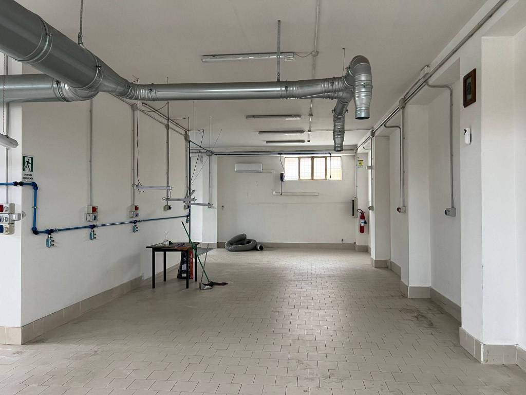 negozio in affitto a Casalnuovo di Napoli in zona Tavernanova