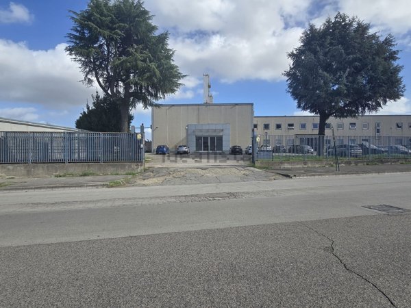 locale commerciale in affitto a Casandrino