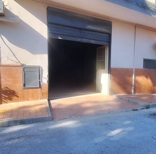 locale di sgombero in affitto a Casoria