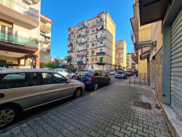 negozio in affitto a Casoria